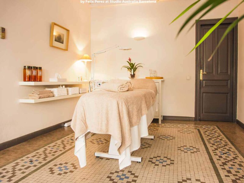 Camilla de habitación principal de nuestro centro de estética en Barcelona