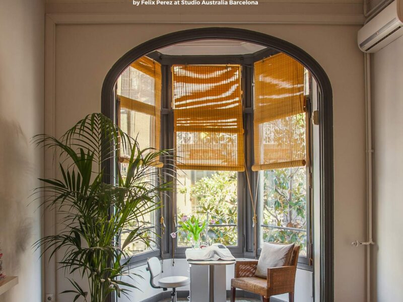 Main window in SimplyBeauty, beauty salon in Barcelona